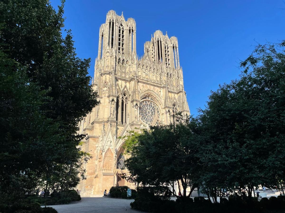 Charme de l'ancien pour cet appartement entièrement rénové dans l'hypercentre de Reims Exterior foto
