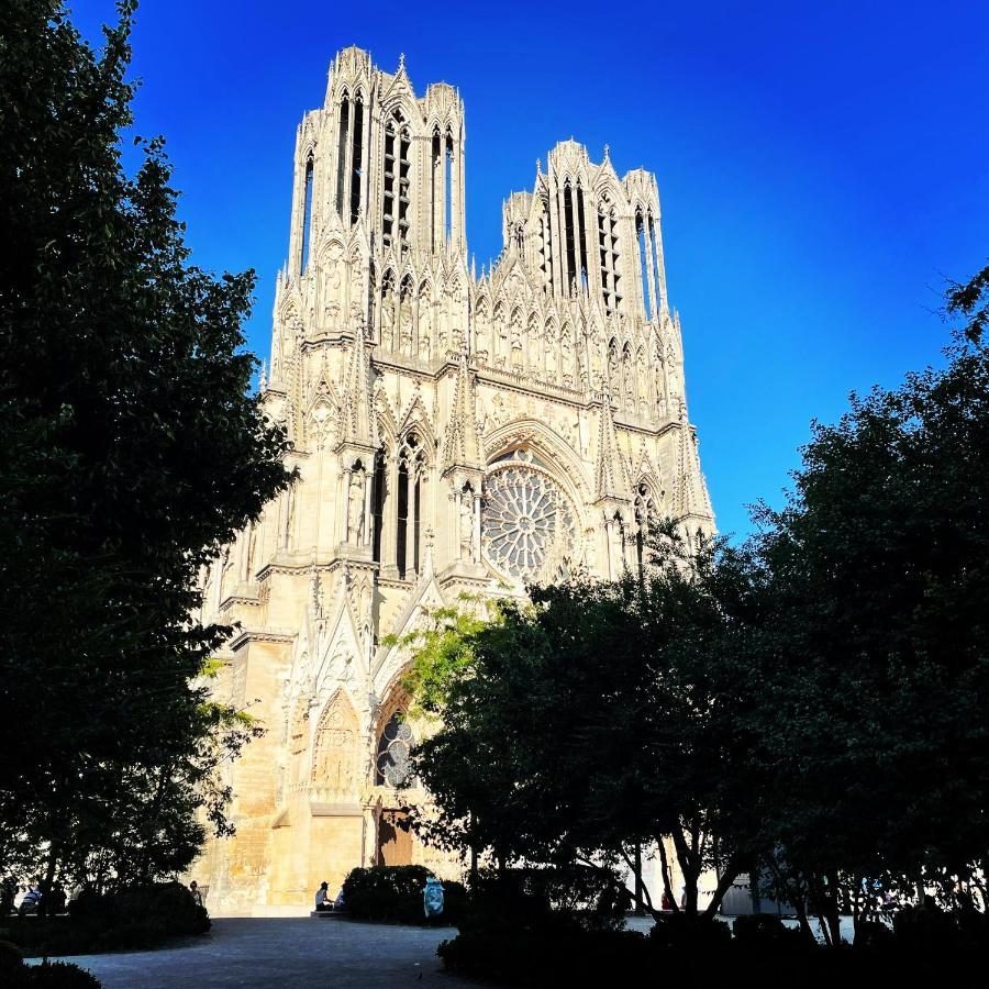 Charme de l'ancien pour cet appartement entièrement rénové dans l'hypercentre de Reims Exterior foto