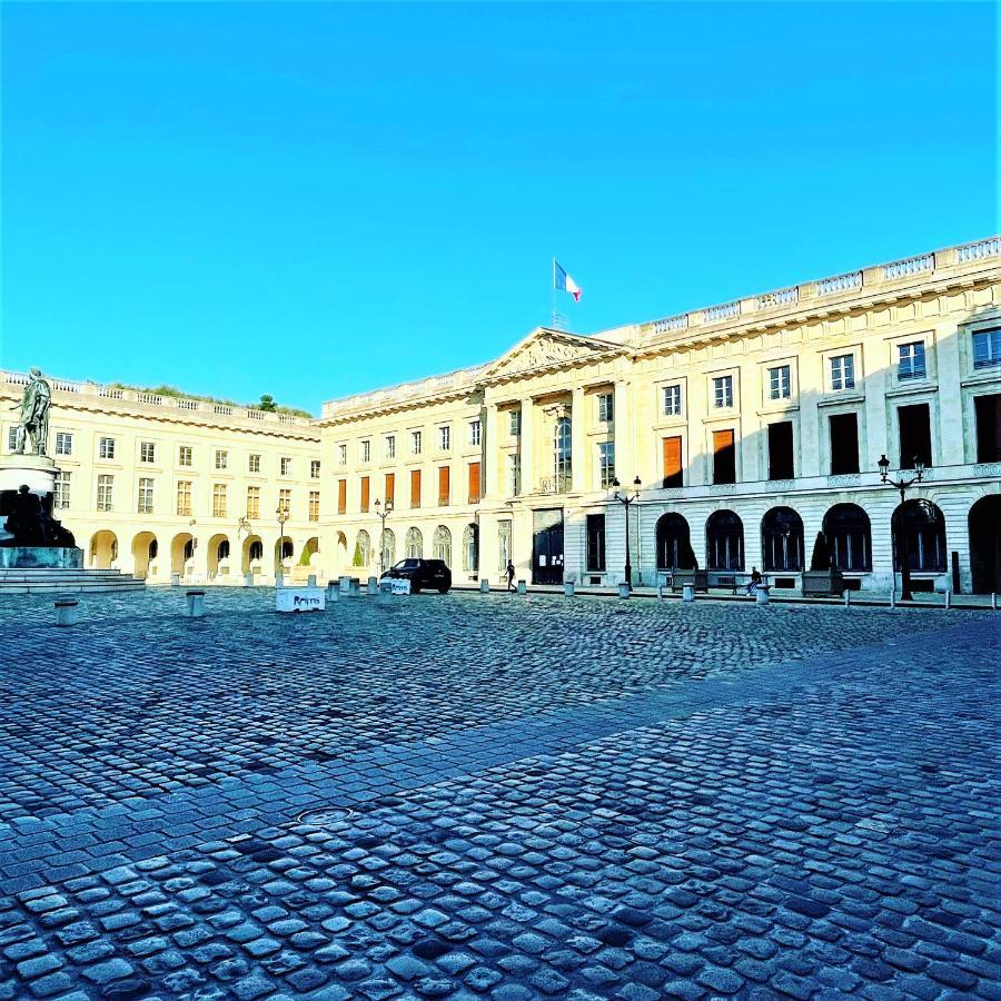 Charme de l'ancien pour cet appartement entièrement rénové dans l'hypercentre de Reims Exterior foto