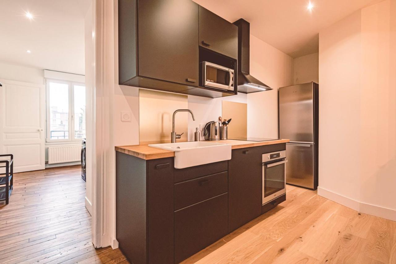 Charme de l'ancien pour cet appartement entièrement rénové dans l'hypercentre de Reims Exterior foto