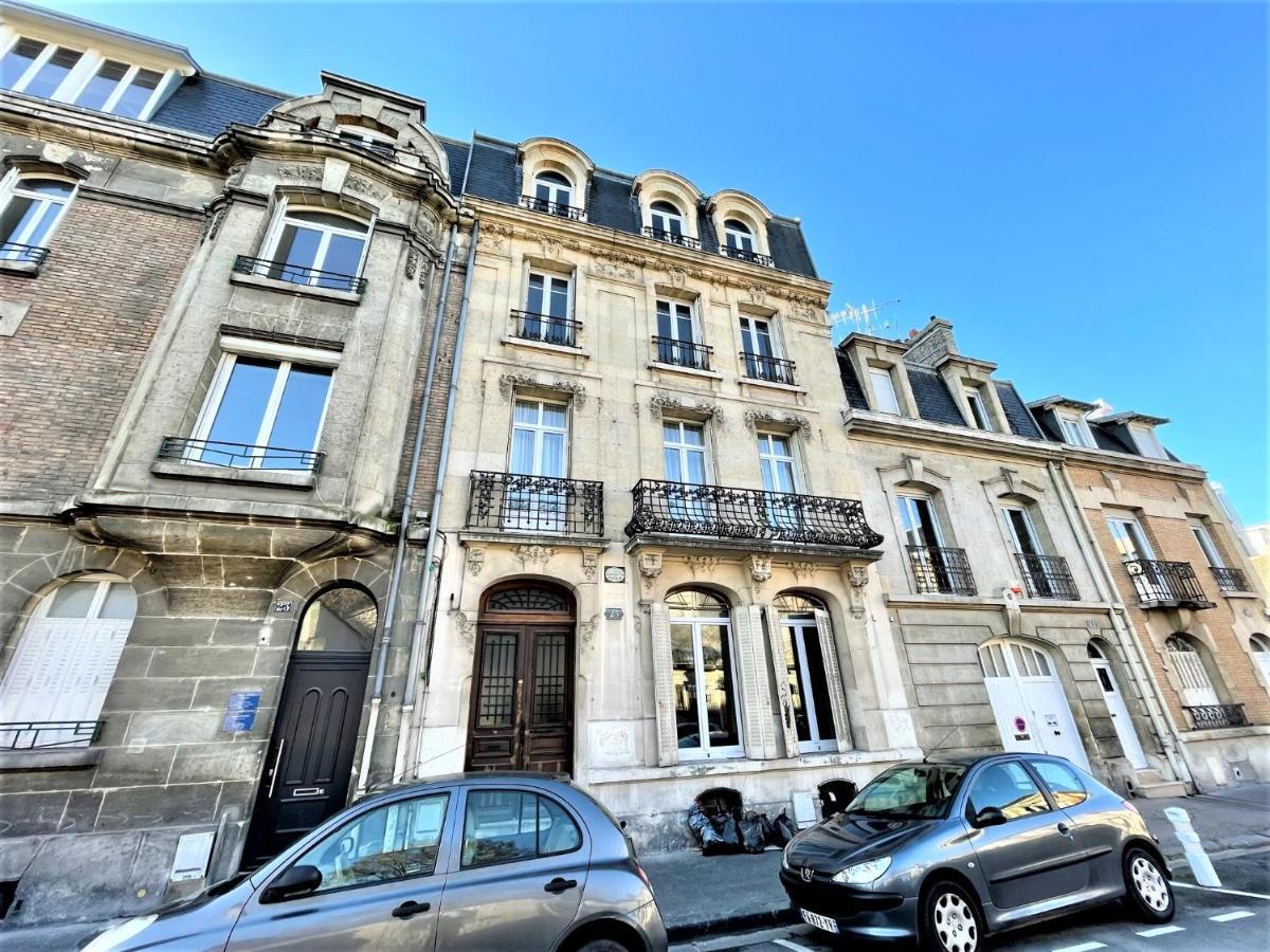 Charme de l'ancien pour cet appartement entièrement rénové dans l'hypercentre de Reims Exterior foto