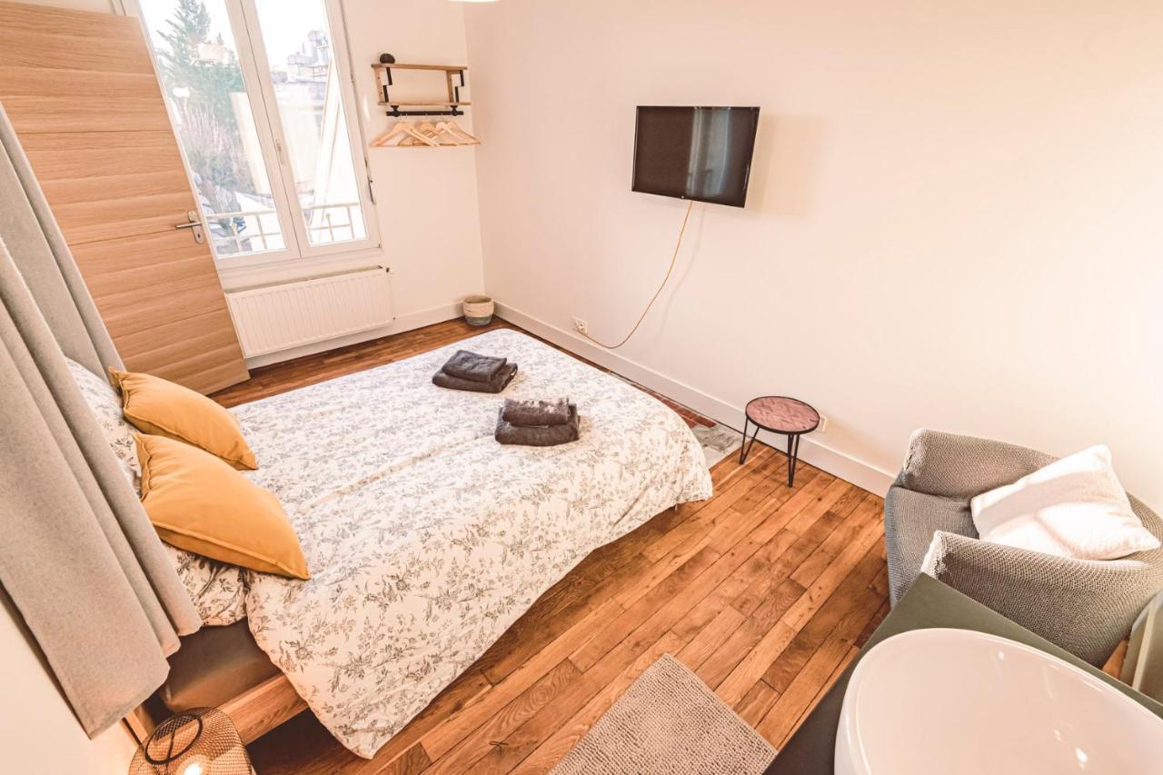 Charme de l'ancien pour cet appartement entièrement rénové dans l'hypercentre de Reims Exterior foto